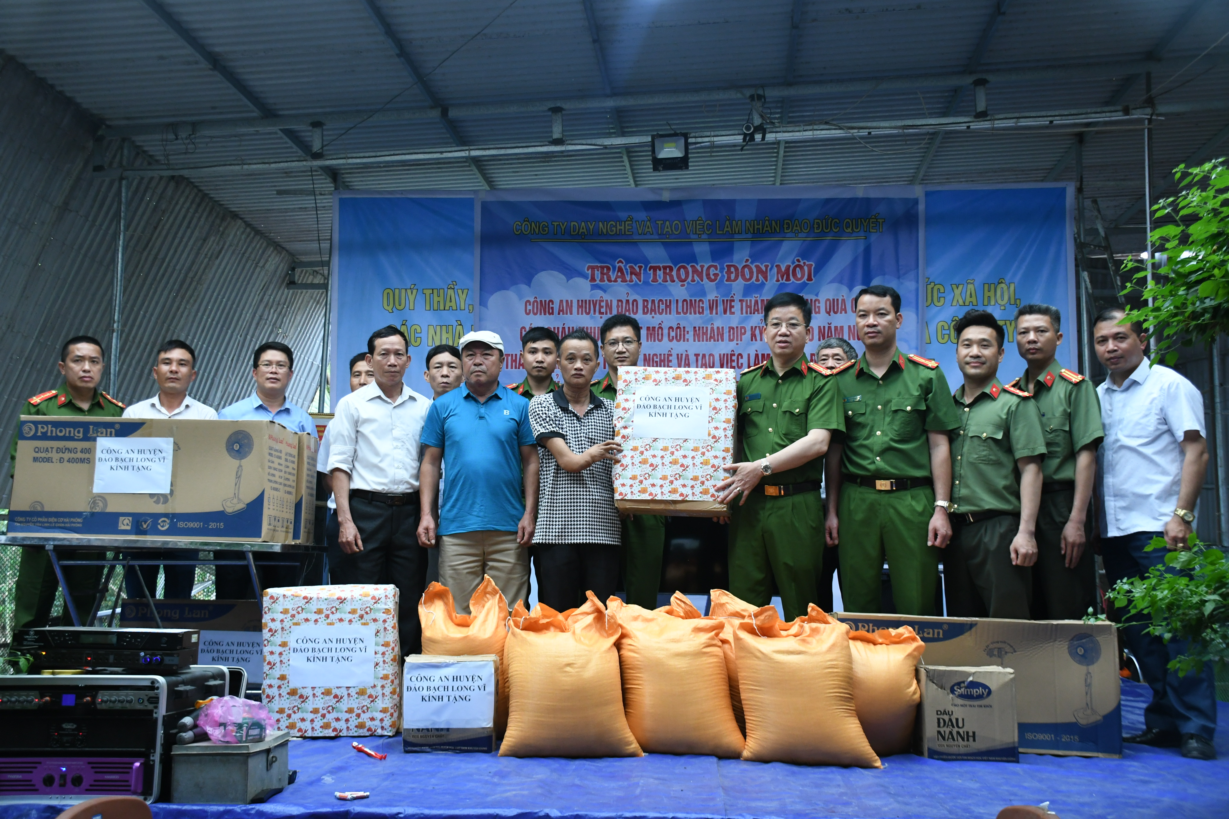 Công an huyện Bạch Long Vĩ: Thăm hỏi, tặng quà Công ty dạy nghề và đào tạo việc làm nhân đạo Đức Quyết